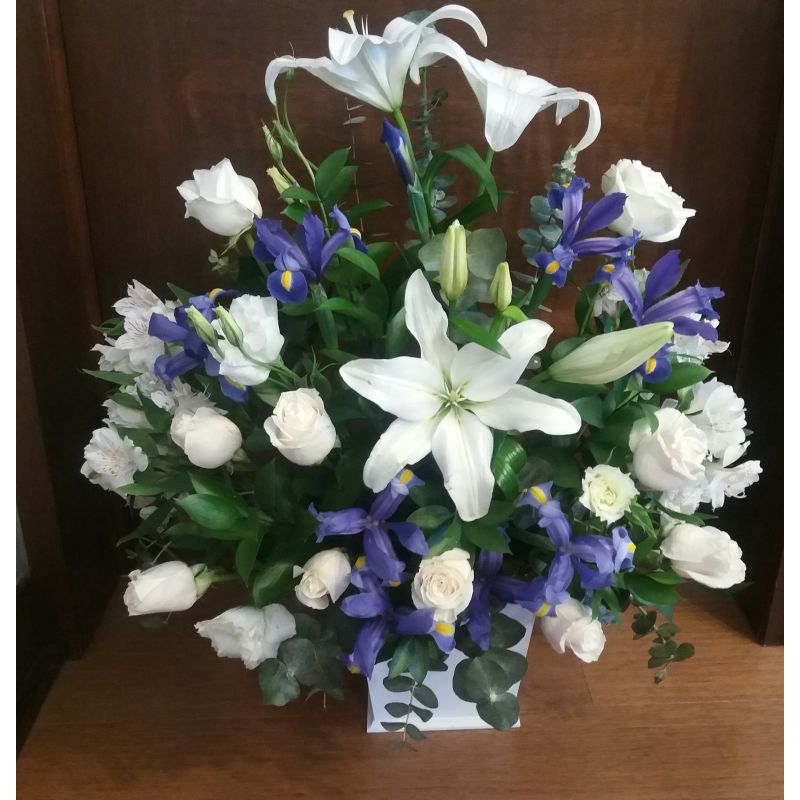 IRIS AZULES LILIUM Y ROSAS