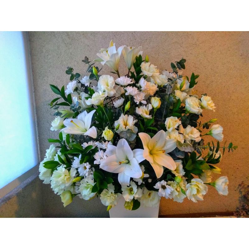 MABLE LILIUM Y LISIANTHUS CREMA BASE DE MADERA