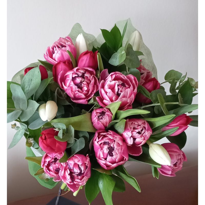 20 TULIPANES EUCALIPTHUS Y RUSCUS