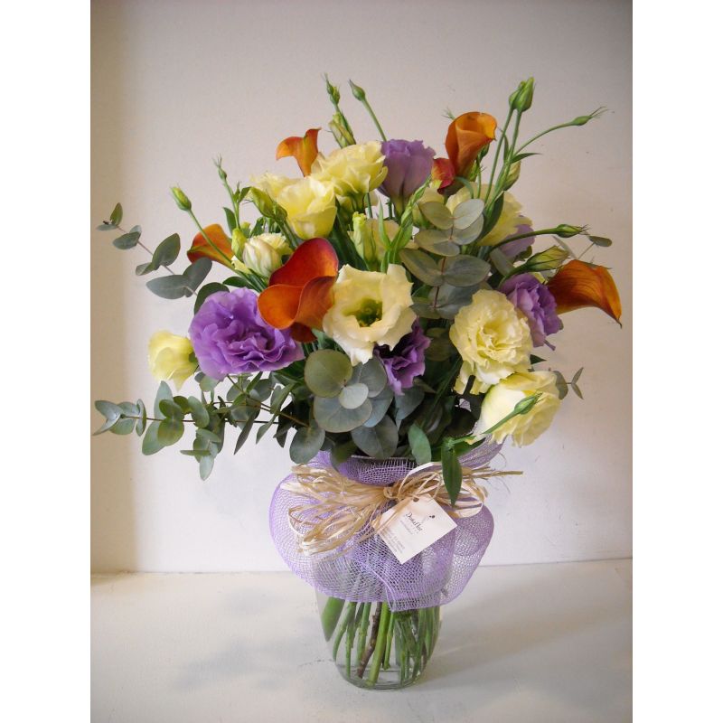 CALAS DE COLORES LISIANTHUS MORADO Y CREMA CON EUCALIPTOS