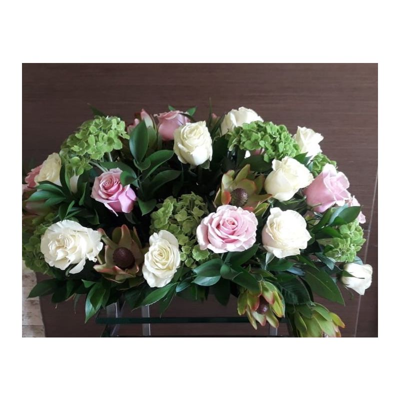 HORTENIAS VERDE CON ROSAS EUCADENDROS VERDE