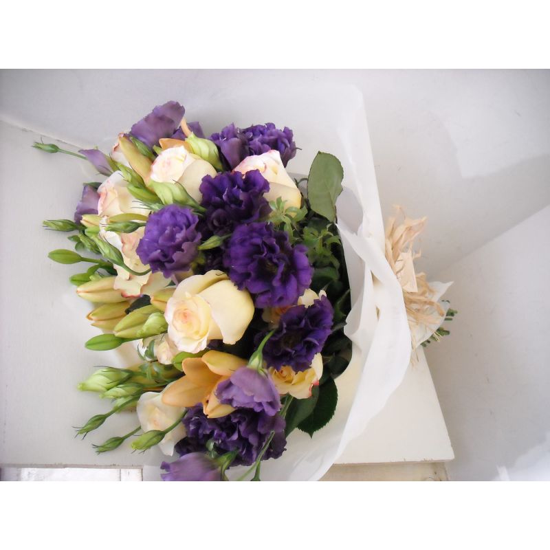 LILIUM DAMASCO  ROSAS LISIANTHUS MORADOS 