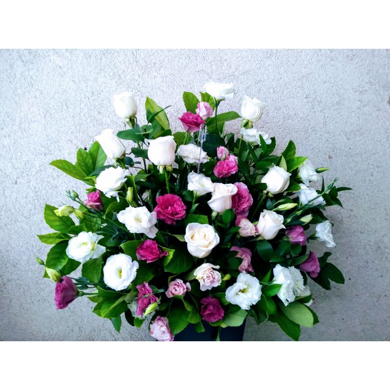 ROSAS LISIANTHUS RUSCUS Y BASE MADERA