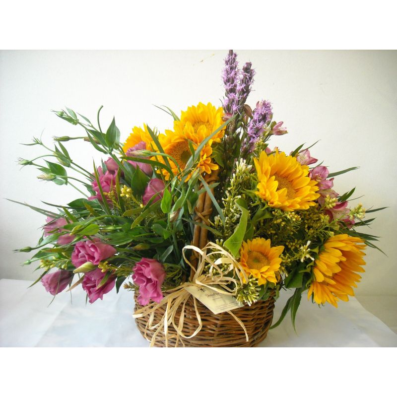 GIRASOLES LISIANTHUS ROSADOS EN BASE DE MIMBRE