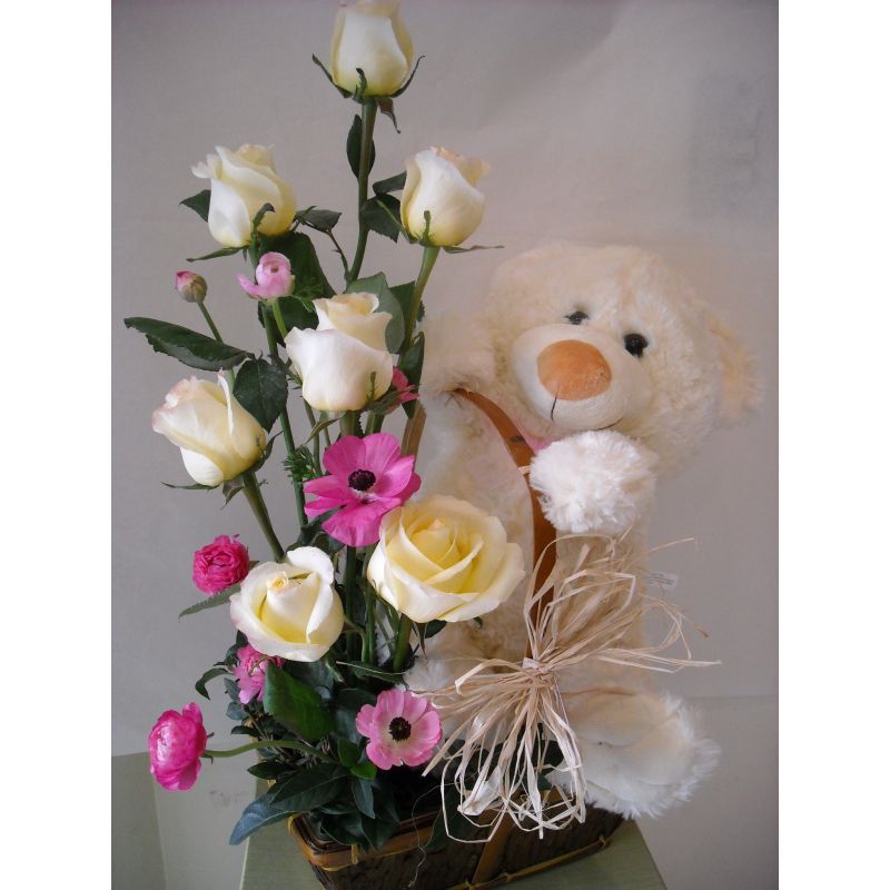 OSO CON ANEMONAS RANNUNCULOS Y FOLLAJE