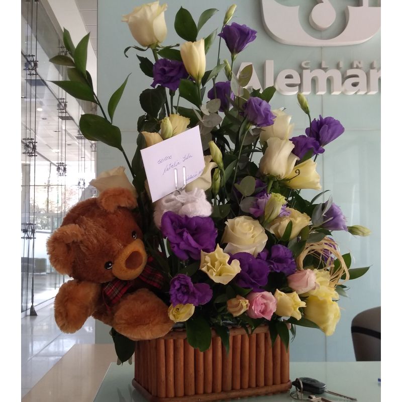 LISIANTHUS ROSAS RUSCUS Y OSO BASE MADERA