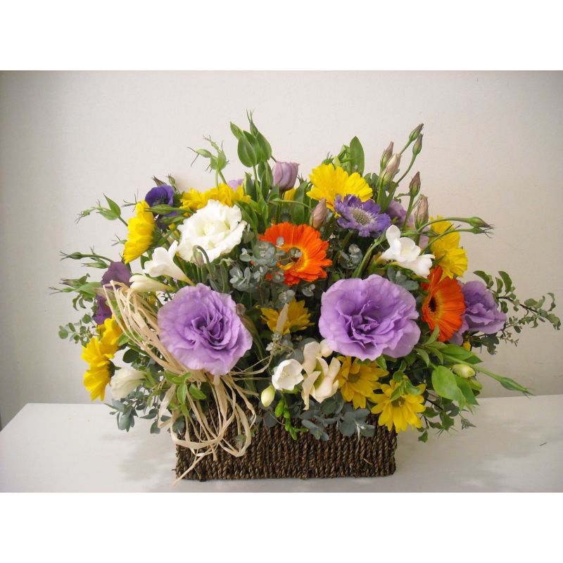 LISIANTHUS GERBERAS MABLE EN BASE DE RATAN