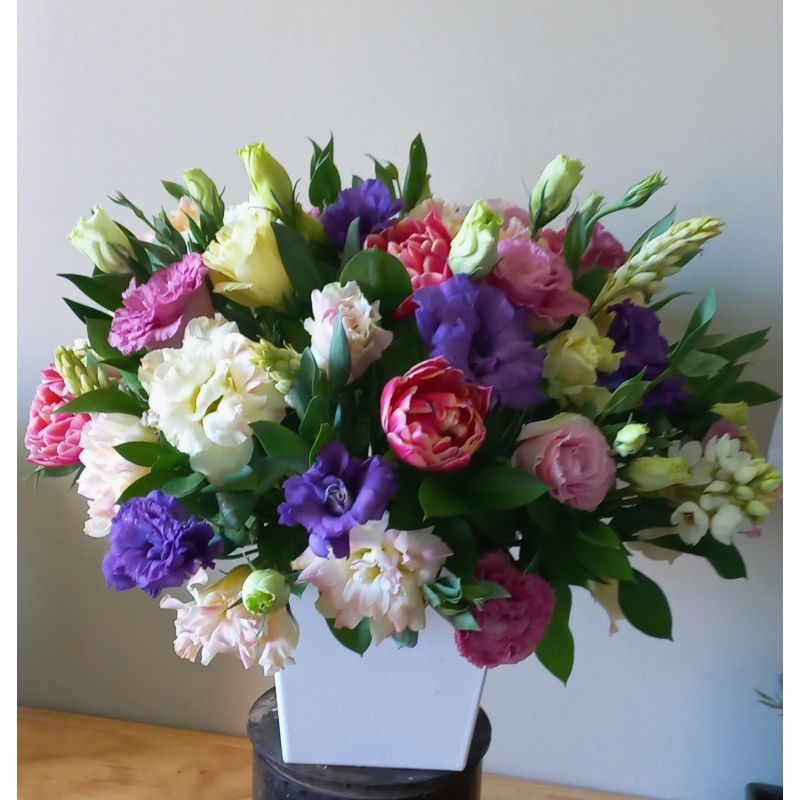 SURTIDO DE LISIANTHUS CON TULIPANES EN BASE DE MADERA