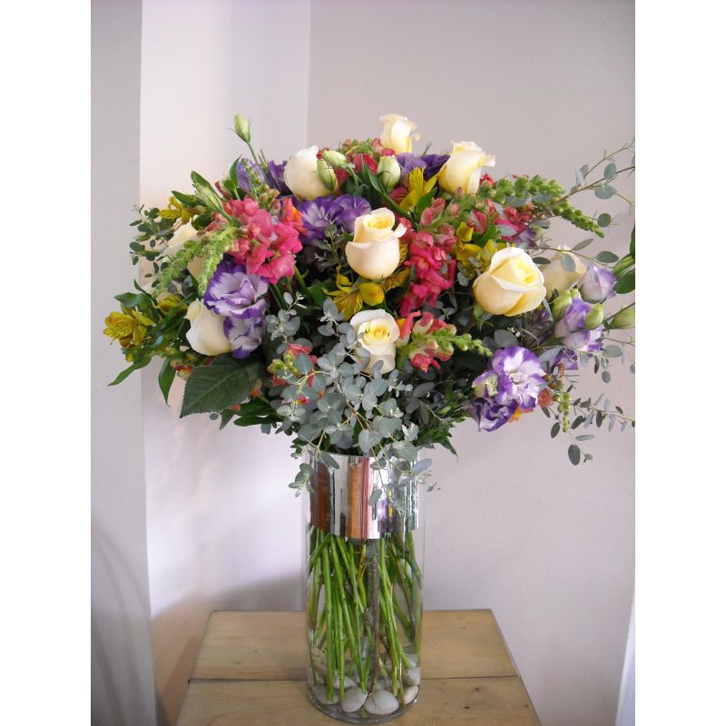 LILIUM LISIANTHUS ROSAS PERROS EUCALIPTOS ALSTROEMELIAS