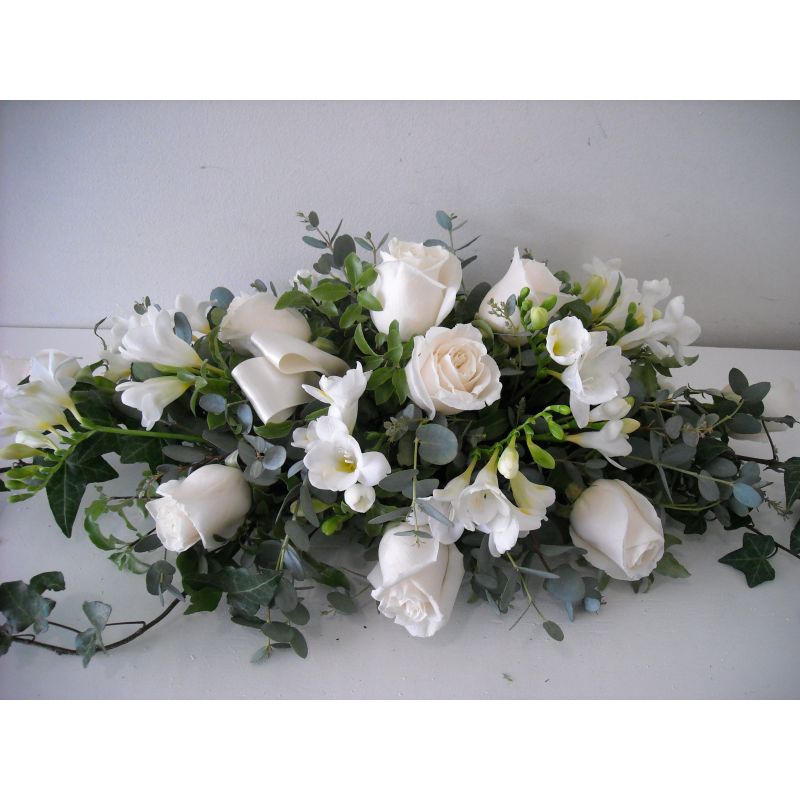 ROSAS Y FRESIAS BLANCAS CON EUCALIPTOS