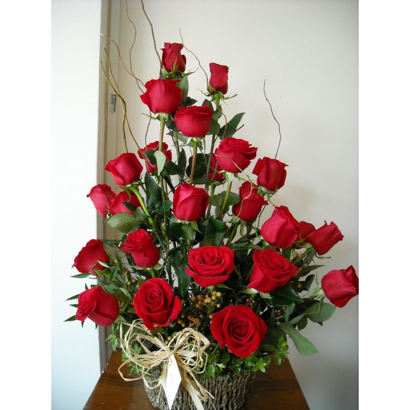 25  ROSAS ROJAS CON FOLLAJE E HIPERICUM