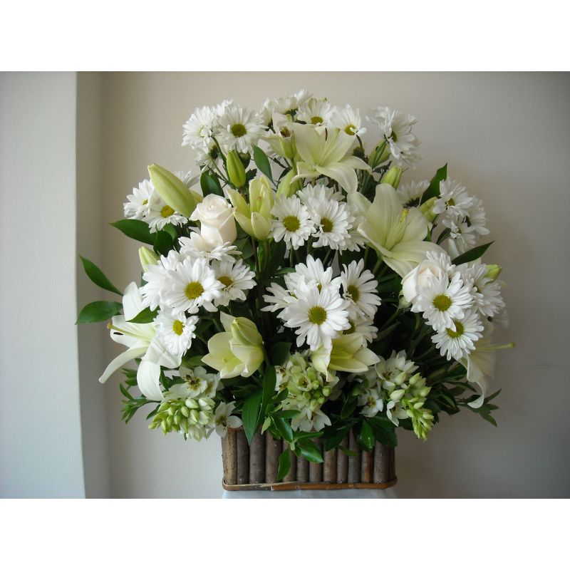 MABLE CON LILIUM FOLLAJE Y ORNITOGALOS EN BASE DE MADERA