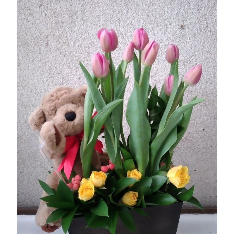 TULIPANES CON MINI ROSAS FOLLAJE Y OSO