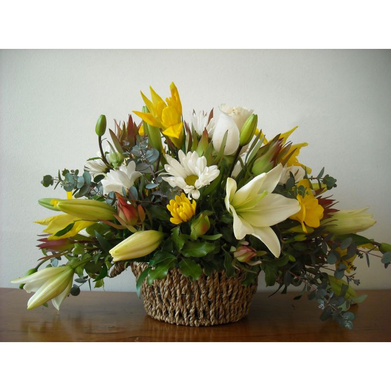 LILIUM EUCADENDRO Y MABLE EN BASE DE RATAN