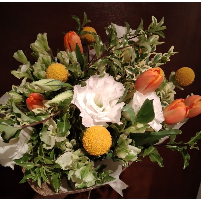 TULIPANES  ALSTROEMELIA LISIANTHUS  FOLLAJE