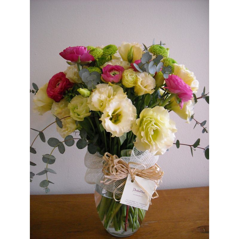 LISIANTHUS CREMA CON RANUNCULOS Y EUCALIPTOS