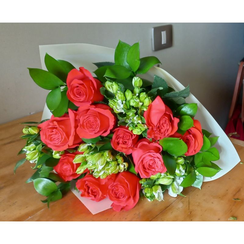 ROSAS CON ALSTROEMELIAS Y RUSCUS