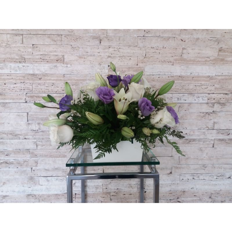 LIISANTHUS MORADO LILIUM ROSAS Y  BASE DE MADERA