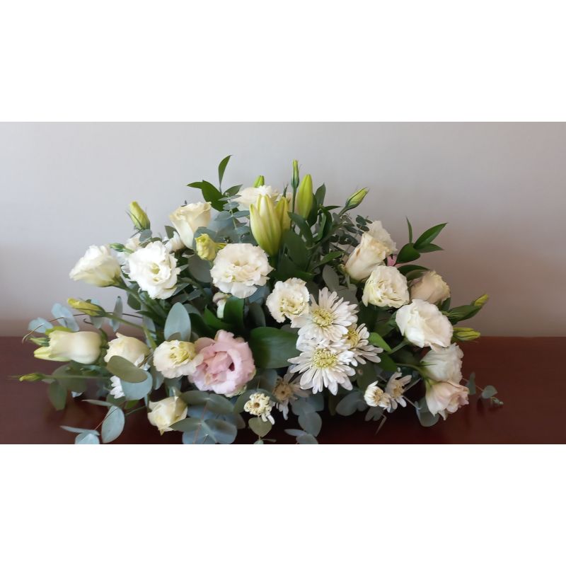 MABLE  ROSAS Y LISIANTHUS BASE DE MADERA