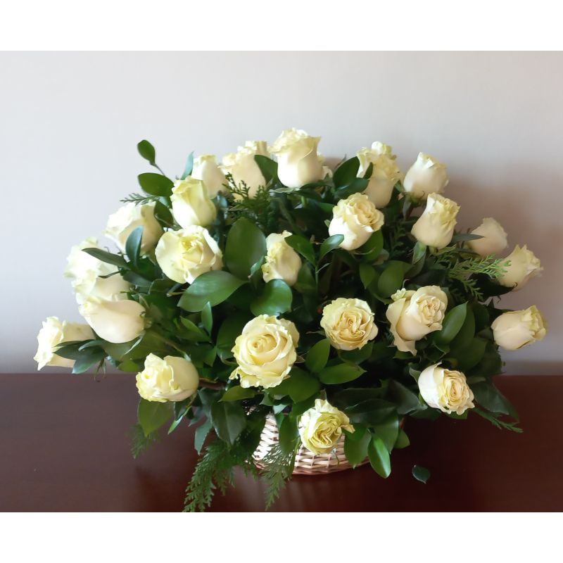 25 ROSAS  Y FOLLAJE EN BASE DE MIMBRE