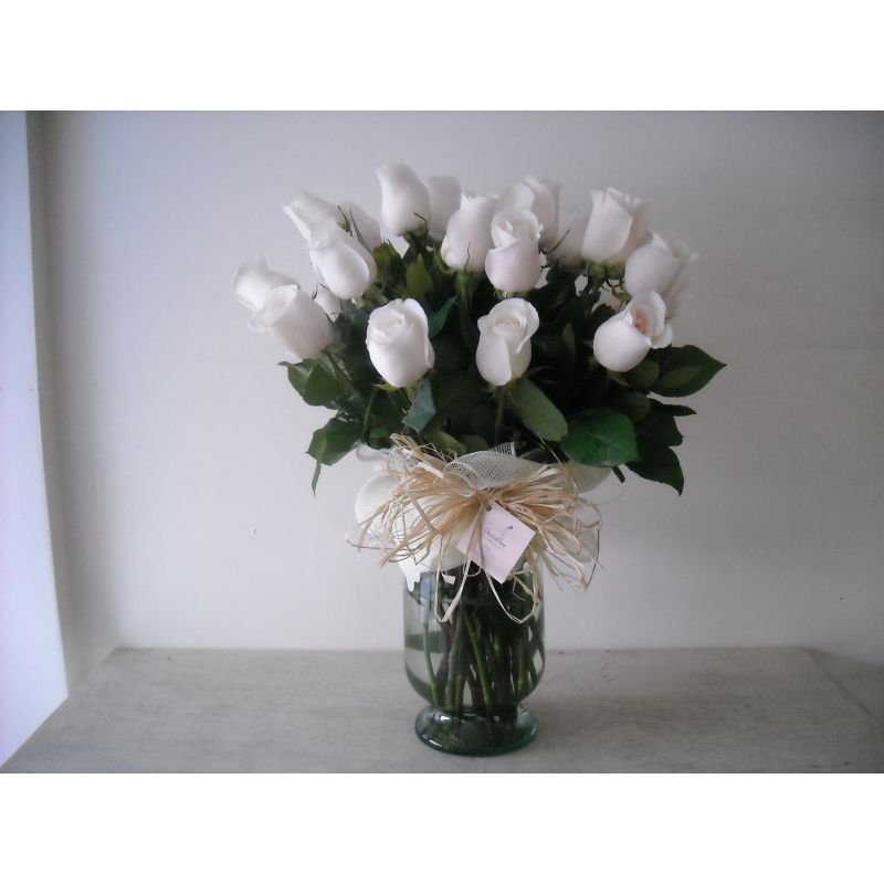 FLORERO CON 25 ROSAS Y FOLLAJE