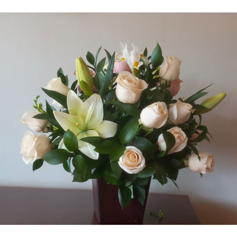 ROSAS ROSADAS SUAVE  IRIS EN BASE DE MADERA