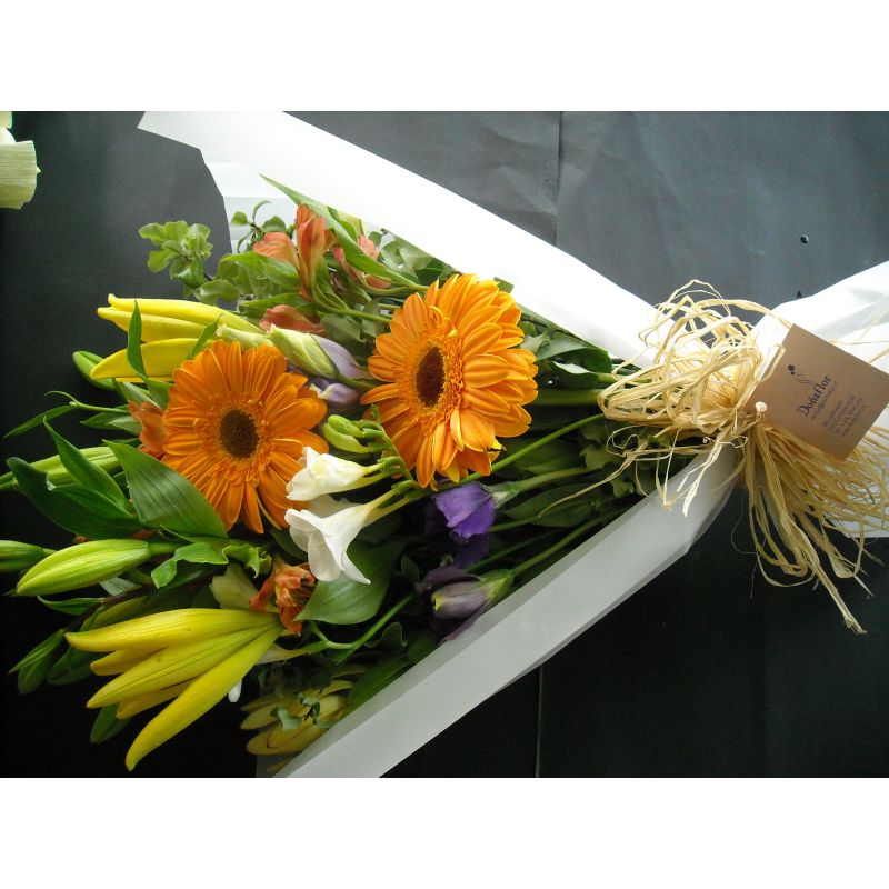 GERBERAS, LILIUM FRESIA Y FOLLAJE