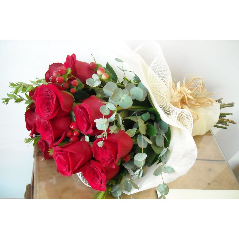 ROSAS HIPERICUM Y EUCALIPTOS