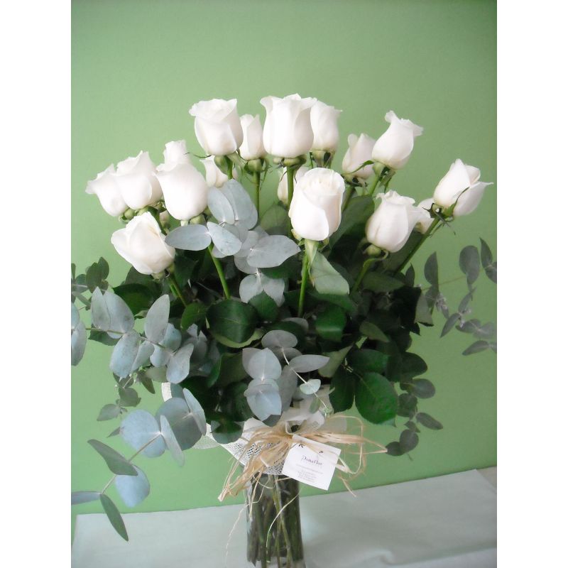 FLORERO CON 30 ROSAS  EUCALIPTHUS Y RUSCUS