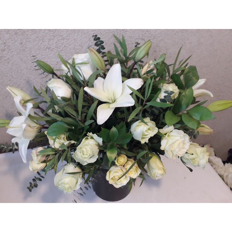 LILIUM ROSAS MINI ROSAS RUSCUS Y EUCALIPTOS