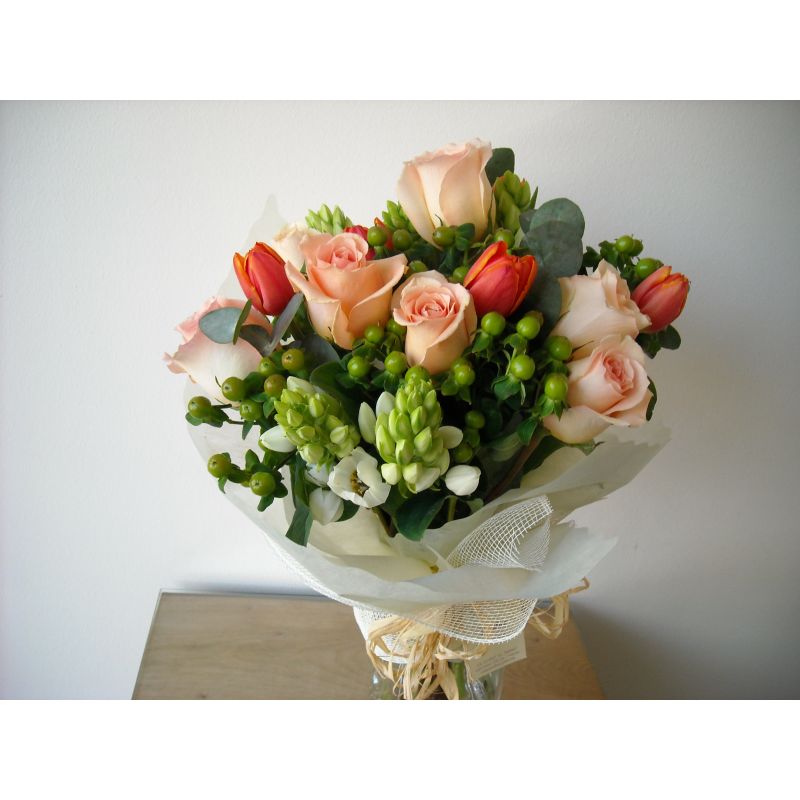 TULIPAN ROSAS ORNITOGALO HIPERICUM  FOLLAJE