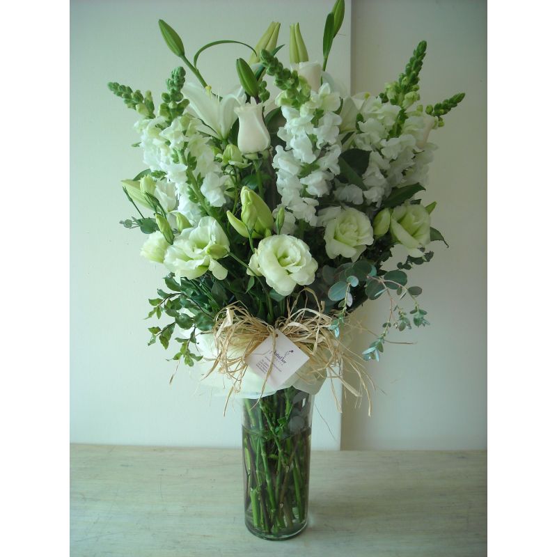 FLORERO CON PERROS LILIUM ROSAS EUCALIPTOS