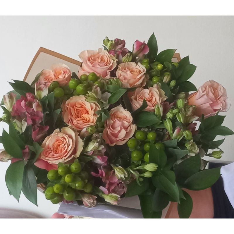 ROSA DOBLE CON HIPERICUM RUSCUS Y ALSTROEMELIA