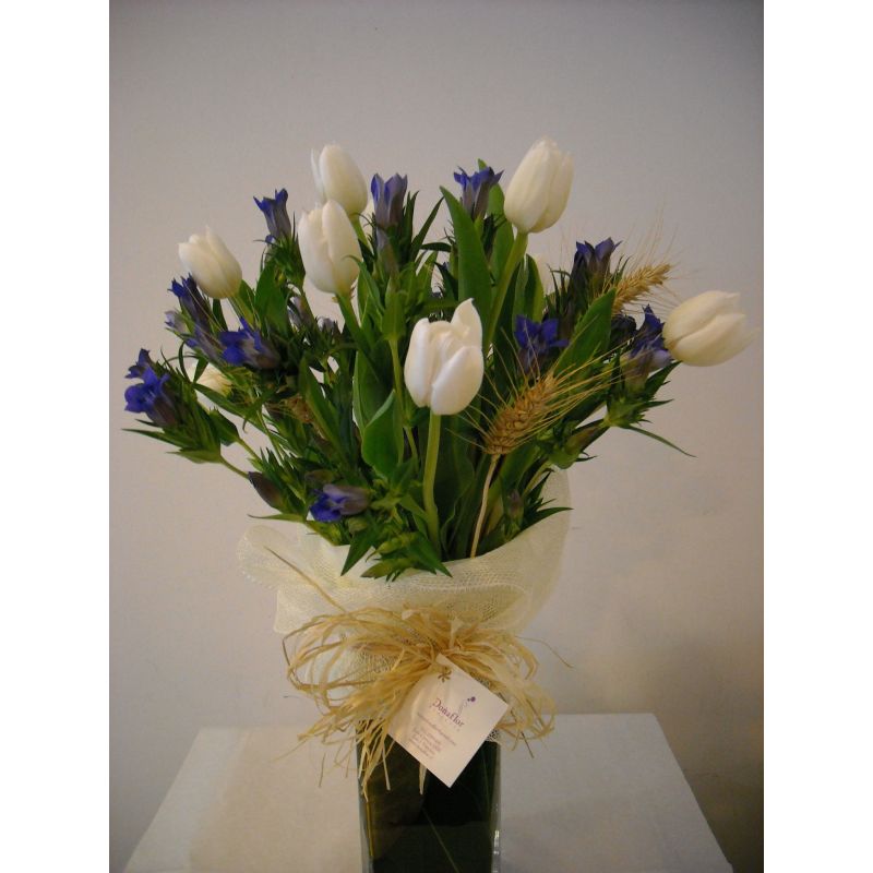 FLORERO CON TULIPANES Y FLOR AZUL
