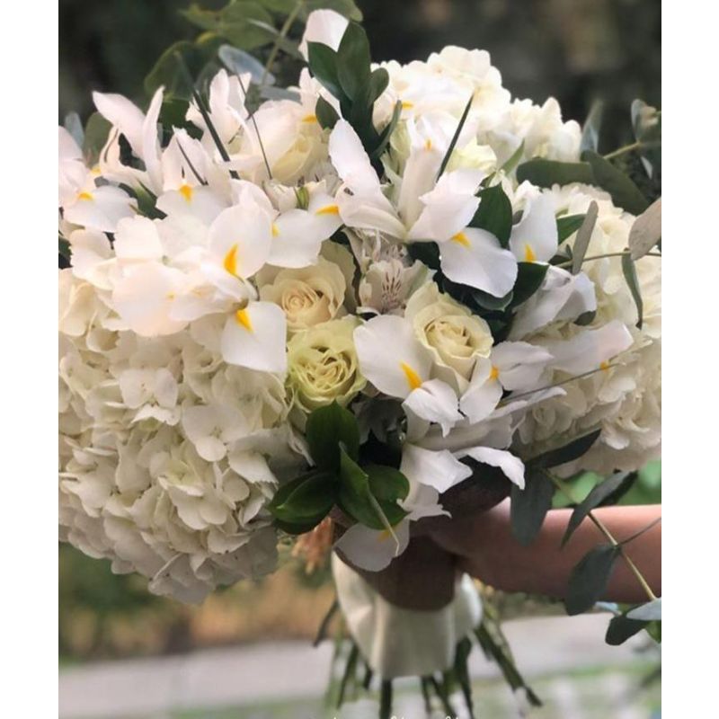 HORTENCIAS, IRIS ALSTROEMELIA ROSAS Y EUCALIPTOS