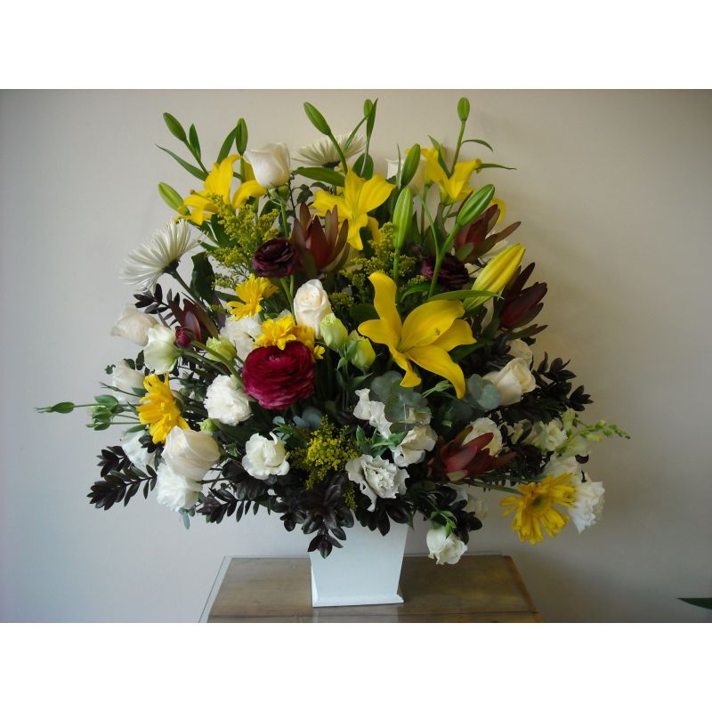 LILIUM RANUNCULOS SOLIDAGO GERBERAS Y EUCADENDRO