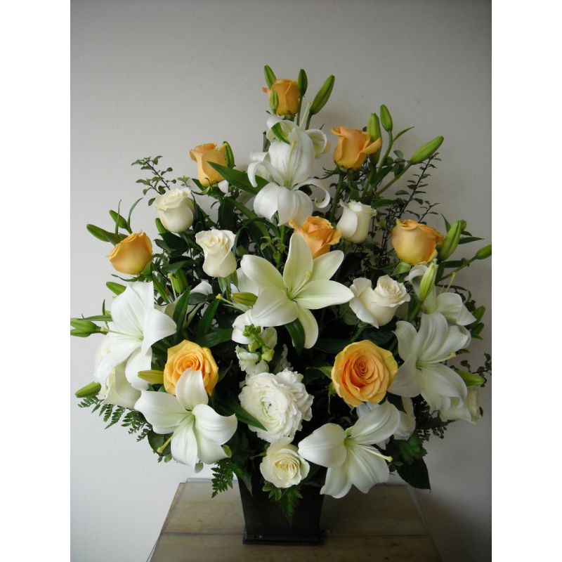 ROSAS BLANCAS Y AMARILLAS CON LILIUM EN BASE DE MADERA