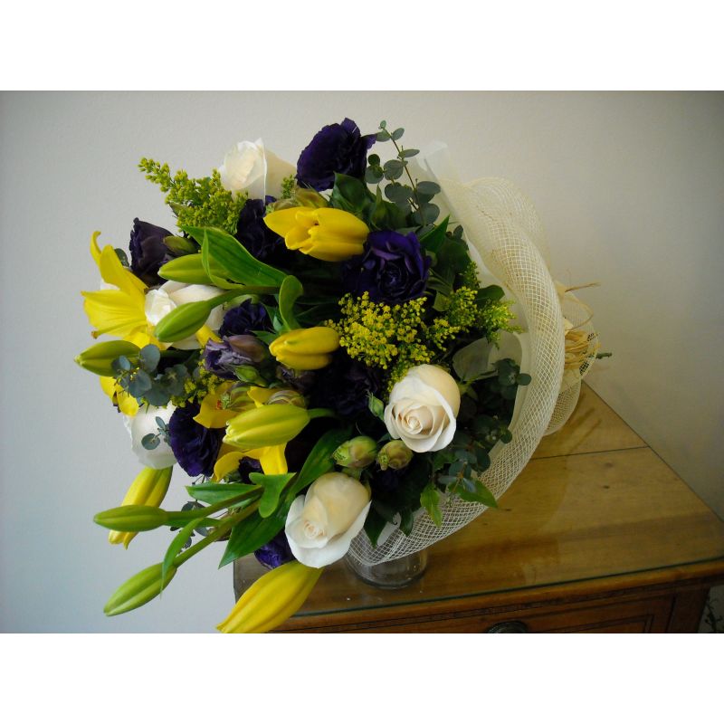 SOLIDAGO CON LISIANTHUS MORADO LILIUM AMARILLO ROSAS BLANCAS